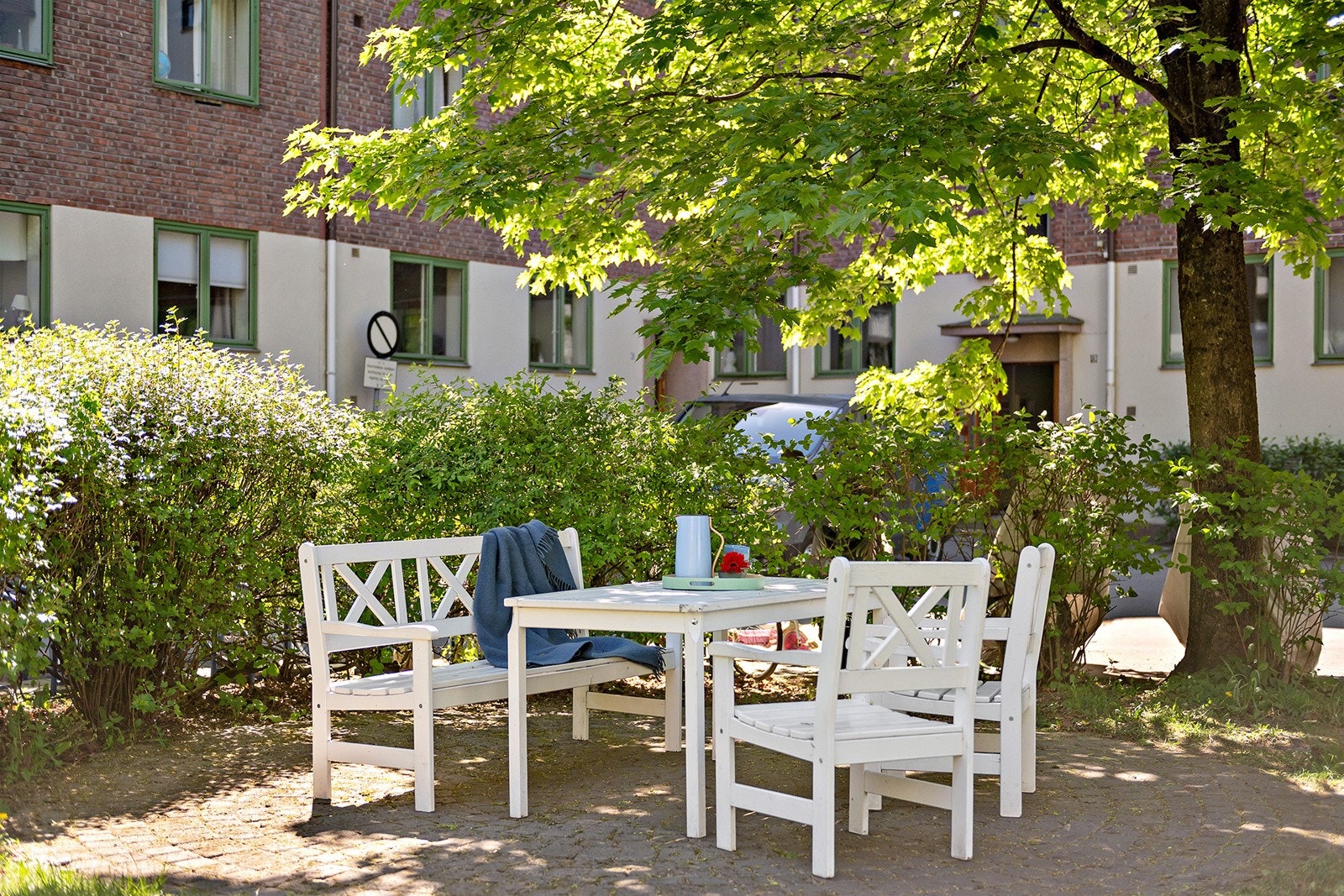 Det er store hyggelige fellesarealer med flere sittegrupper og griller. Galleribilde