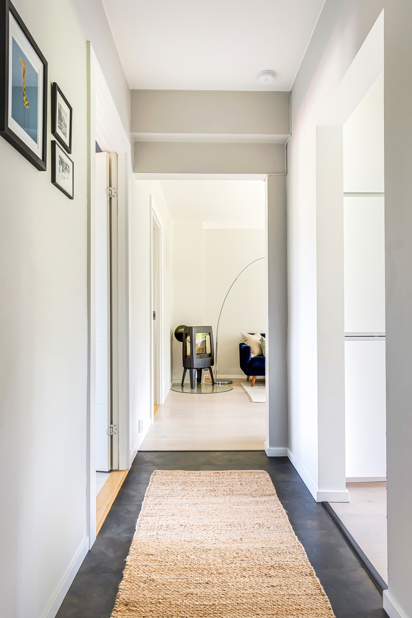 Her møtes du av en lys og funksjonell entré. Glatte overflater, malt i lyse og tidsriktige farger i hele leiligheten og på gulvet i gangen er det lagt praktiske laminatfliser med gulvvarme. Galleribilde