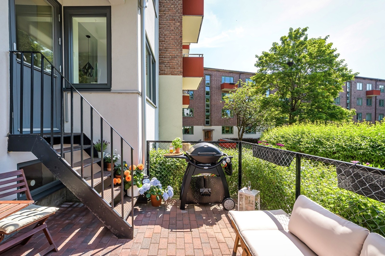 Allerede idet du åpner porten inn til den skjermede markterrassen, merker du det: En ro og atmosfære som skiller seg ut. Galleribilde