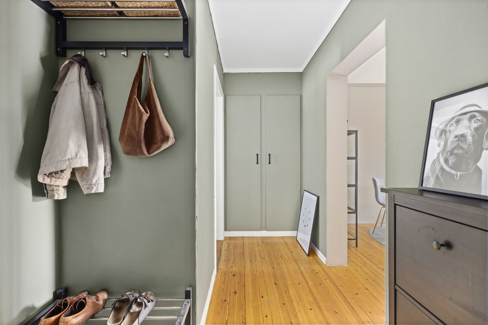 Velkommen inn. Her plass til knaggrekke, skohylle og kommode. Galleribilde