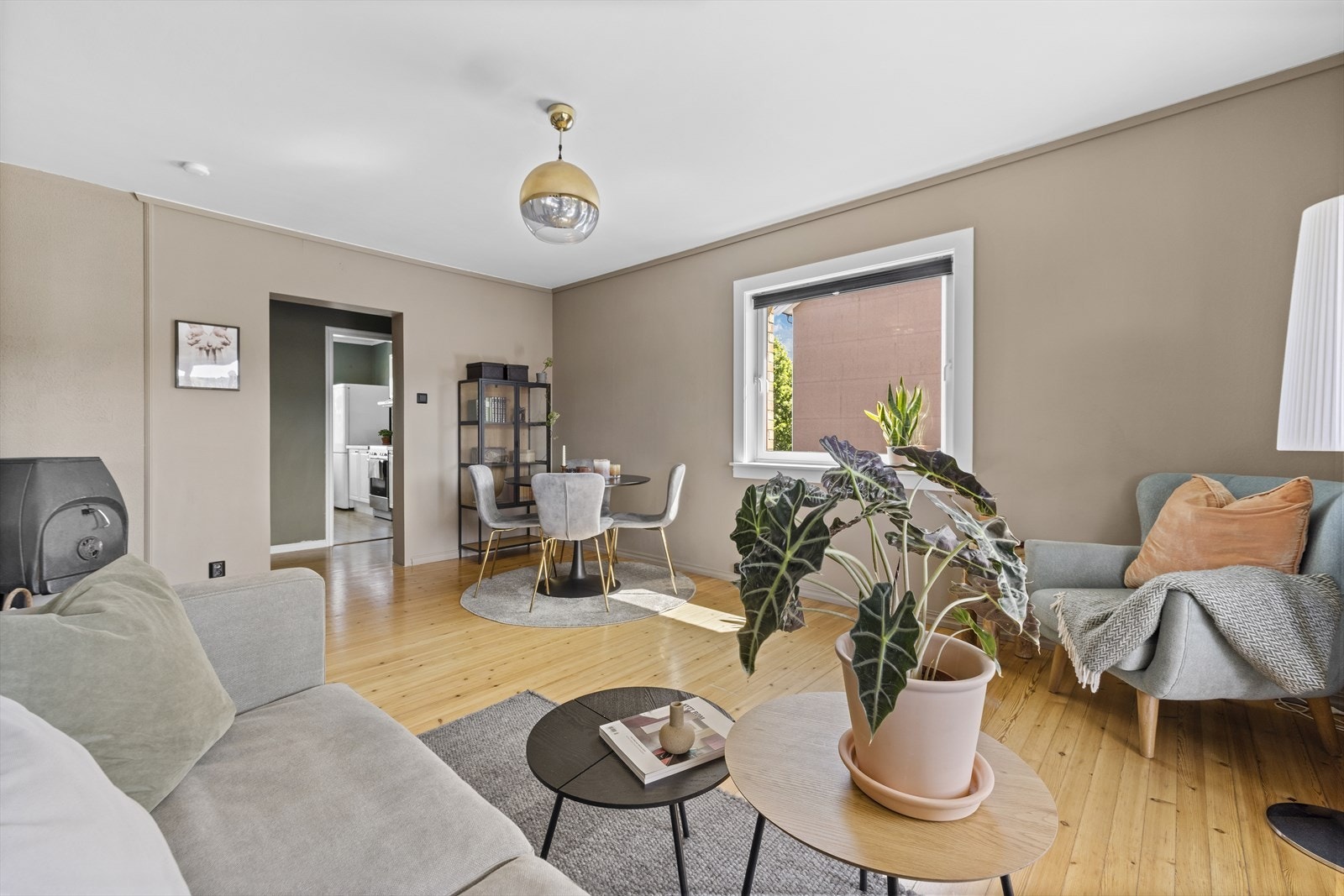 God plass til å innrede med en sofasone og en spisegruppe m.m. Galleribilde