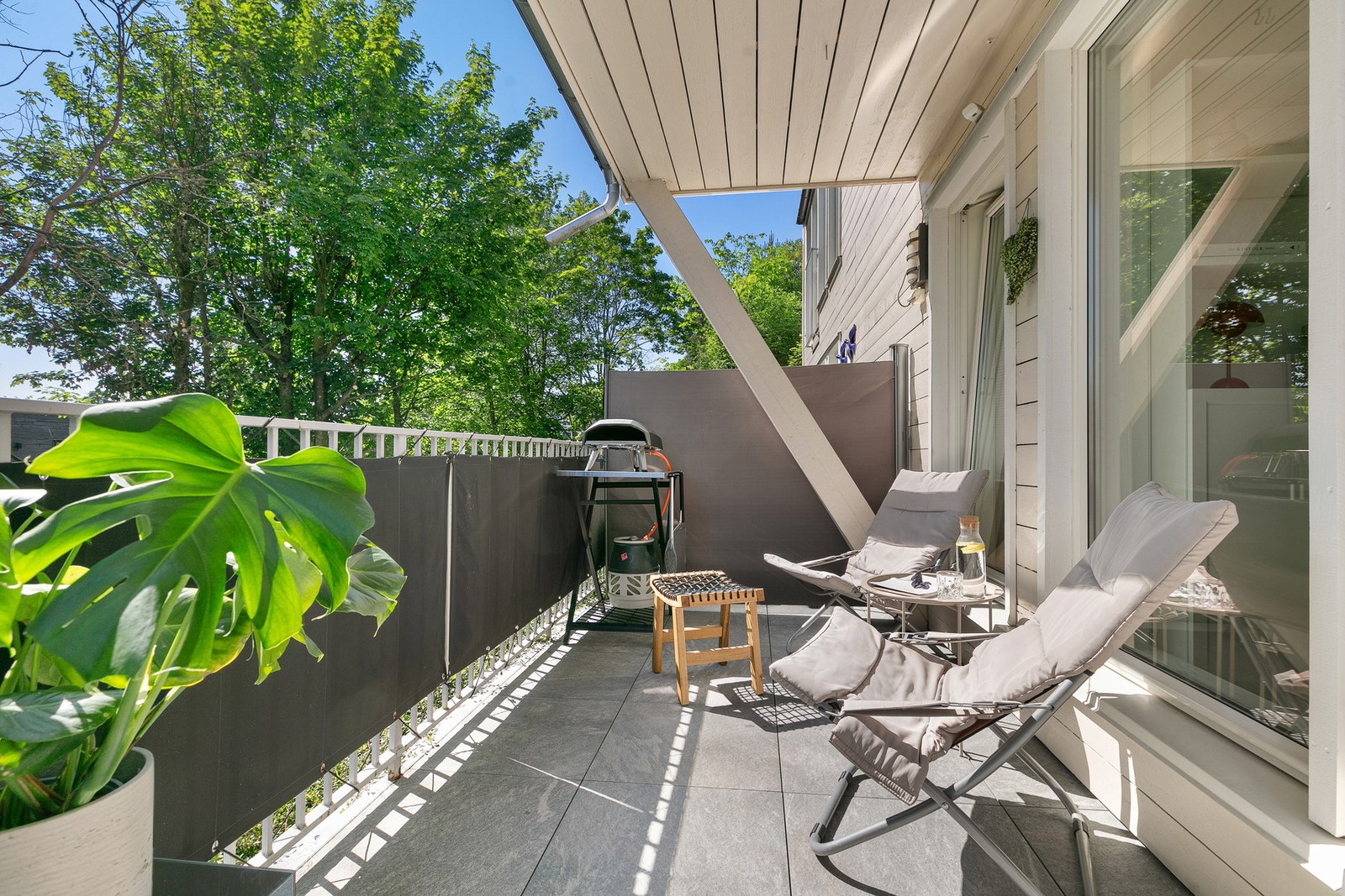 Leiligheten har en fin terrasse på ca 14 m2 som gir fin plass til utemøblement, og har flott morgensol på sommerstid. Galleribilde