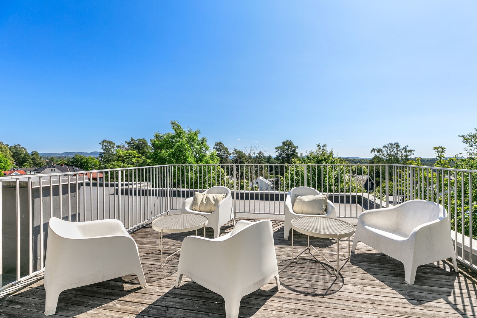 Beboere i Bakkeveien 13 har tilgang til en stor og solrik takterrasse, med møblement og fin utsikt. Galleribilde