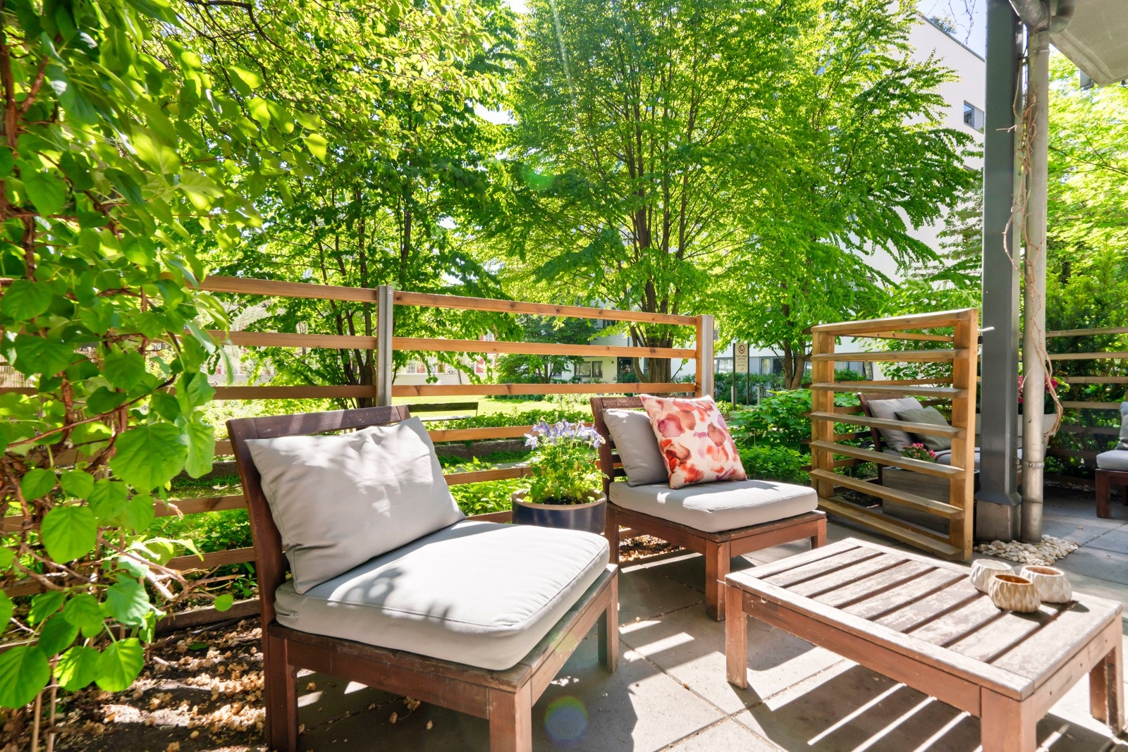 Her kan barna enkelt løpe ut fra verandadøren og nyte uteområdet. Galleribilde