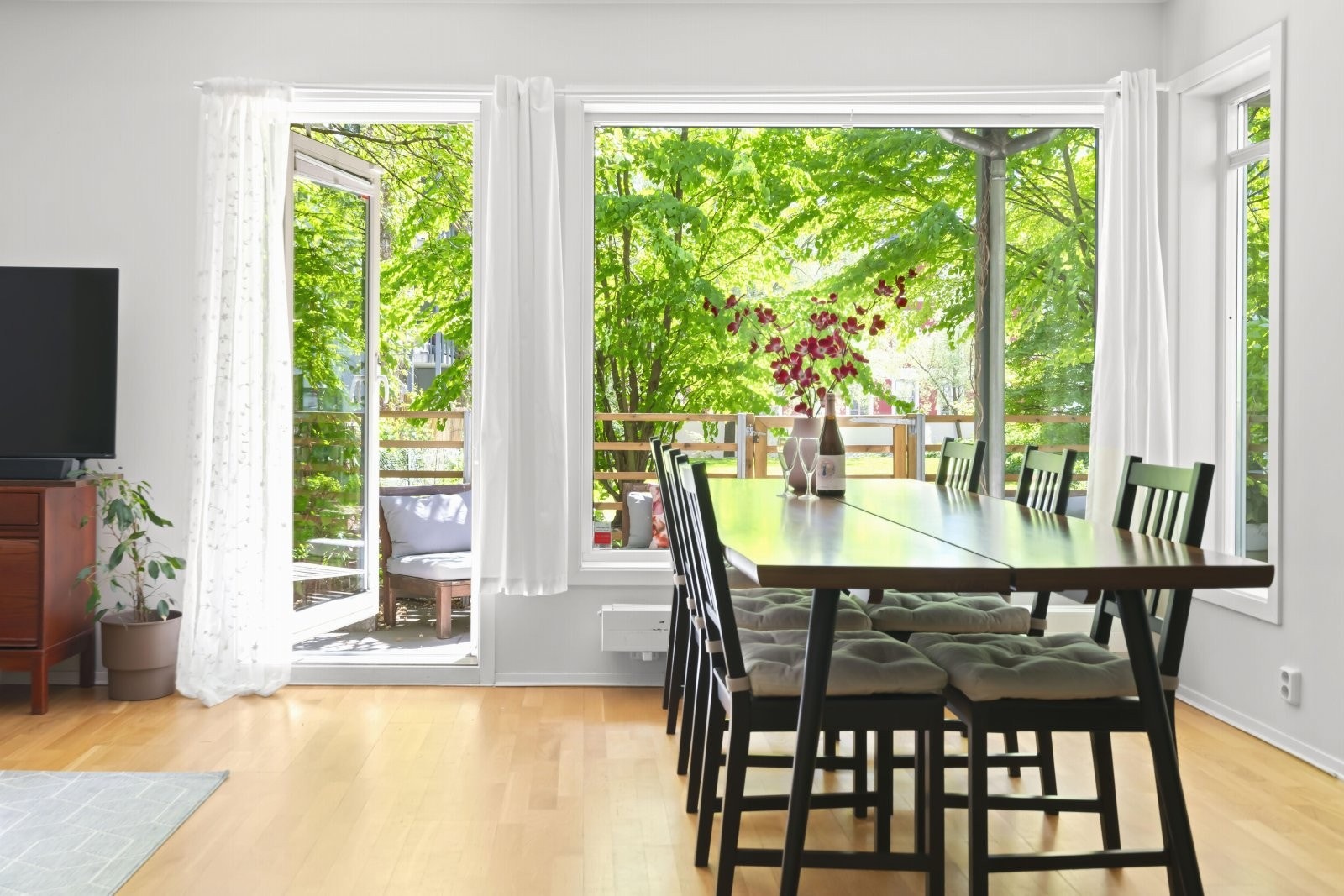 Området er svært grønt, vakkert, skjermet og trygt med gode naboer, og oppleves veldig rolig. Galleribilde