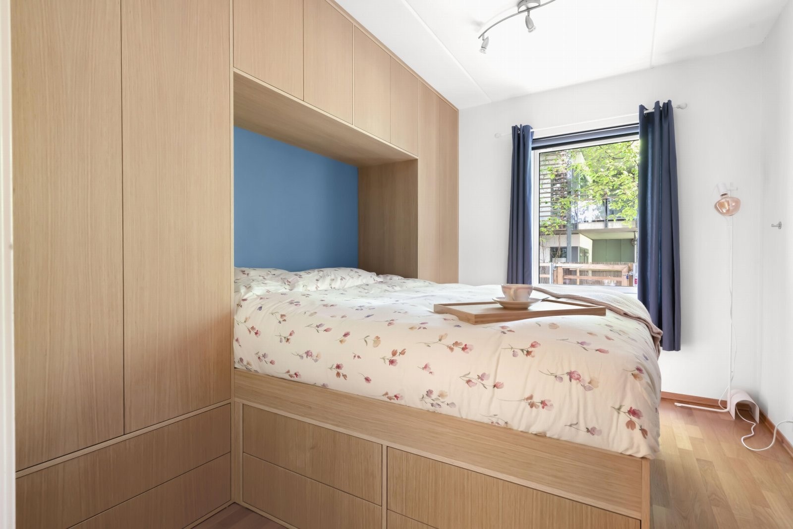 Hovedsoverommet er av den generøse størrelsen malt i tidsriktige farger, med god plass til dobbeltseng med tilhørende nattbord. Galleribilde