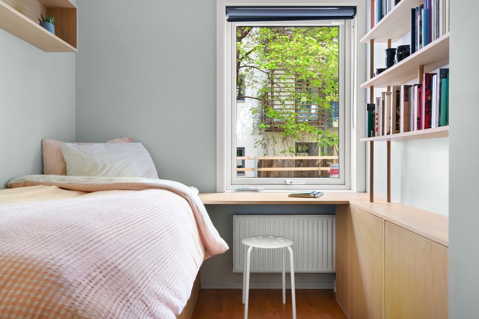 Leilighetens andre og tredje soverom er begge av god størrelse med plass til seng, skrivebord, garderobeløsninger og øvrig oppbevaring. Galleribilde