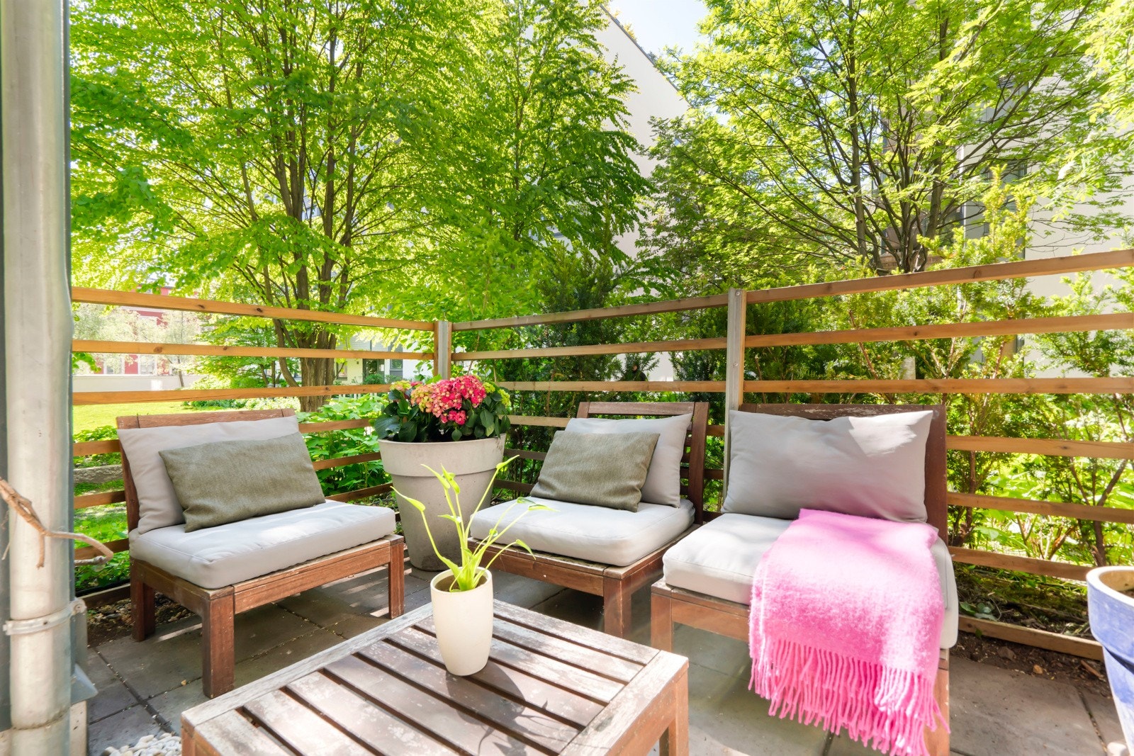 Generøs plass til flere sittegrupper, grill og mer. Galleribilde