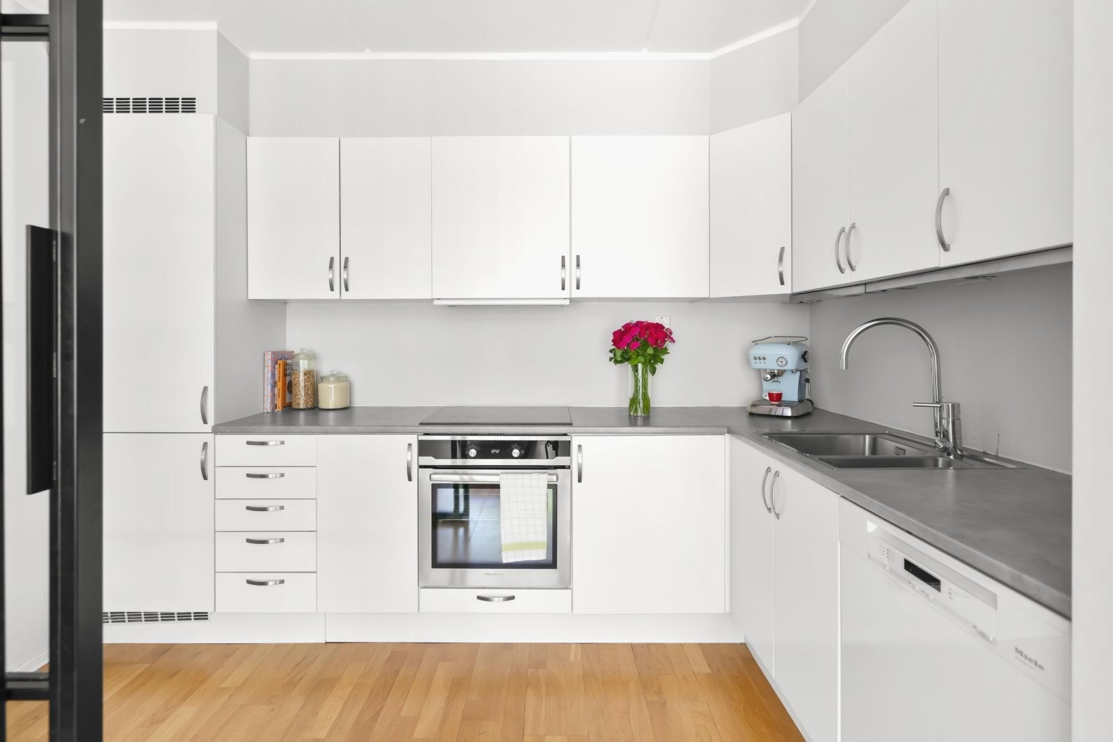 På kjøkkenet er det godt med skap og benkeplass, samt gode arbeidsflater til matlaging. Galleribilde