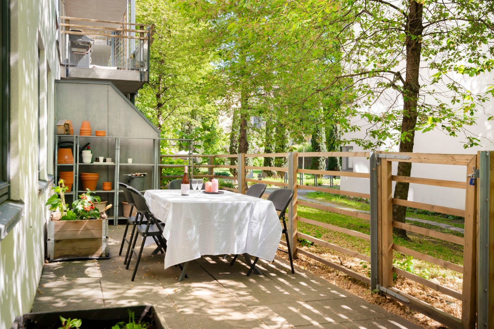 Terrassen er sydvestvendt hvor solen titter frem på hjørnet av terrassen på morningen, og blir på sommeren værende hele ettermiddagen mot kvelden. Galleribilde