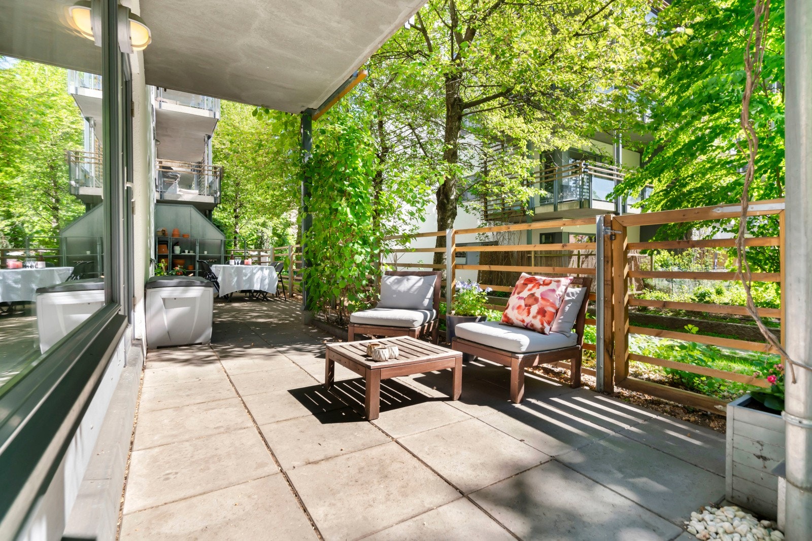 Fra stuen er det utgang til ditt eget lille fristed, en privat markterrasse på hele 38 kvm. Galleribilde