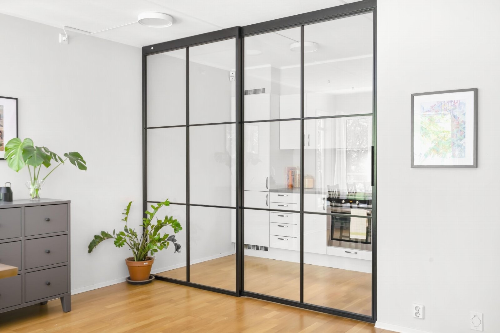 Egen åpne- og lukkemekanisme gjør at du kan lage mat i ro og fred om ønskelig. Galleribilde