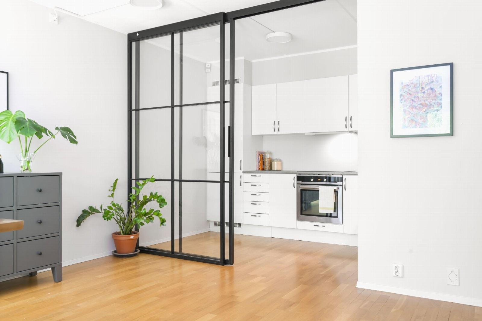 Åpen stue kjøkkenløsning gir leiligheten et meget romslig og sosialt uttrykk. Galleribilde