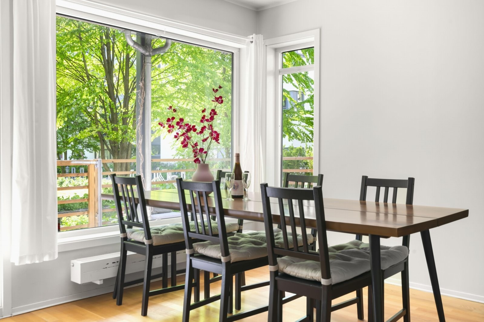 I stuen kan hele familien nyte et hyggelig familiemåltid med lekkert, grønt utsyn. Galleribilde