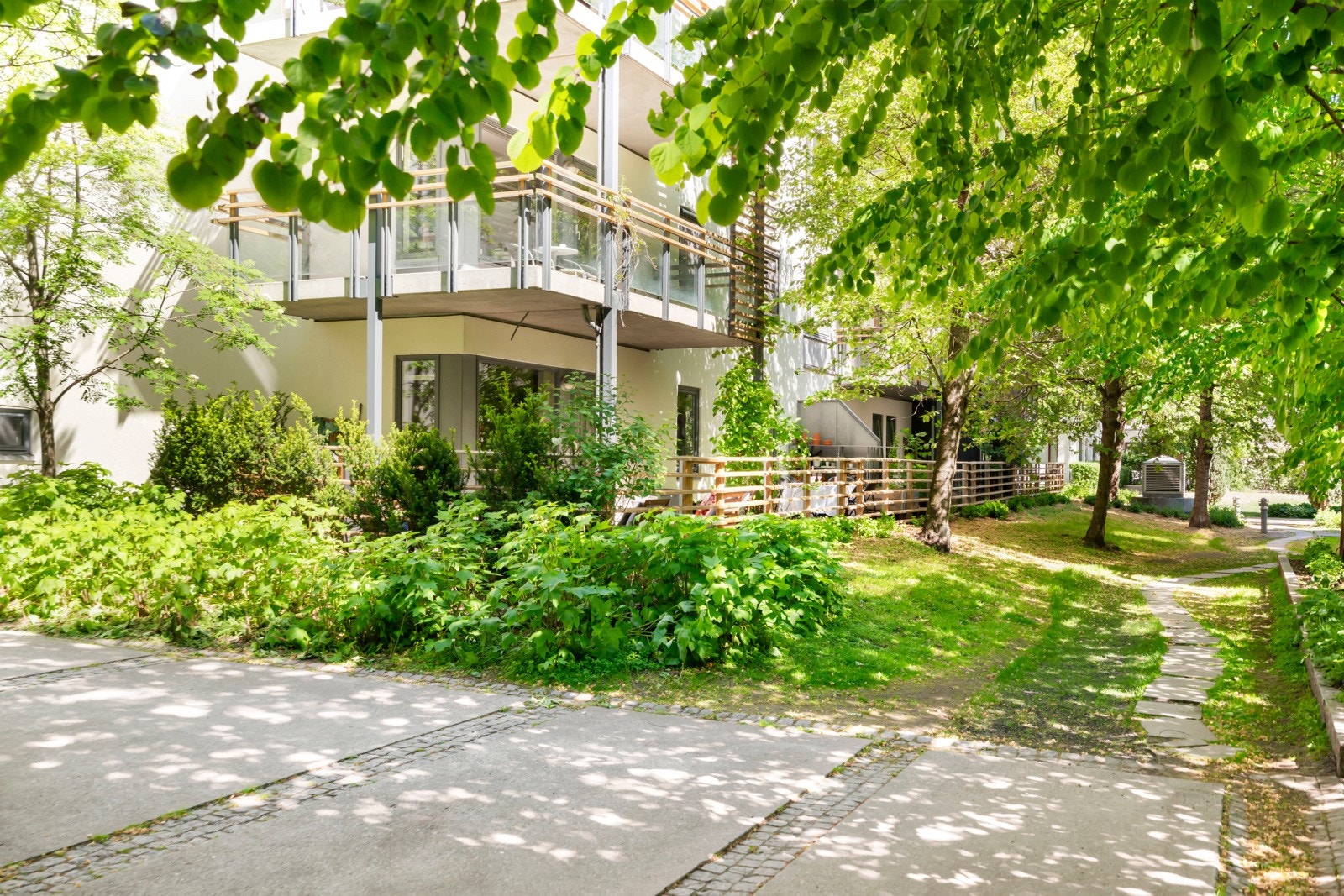 Pilestredet Park er kjent for sine opparbeidede og bilfrie parkområder bestående av trær, lekeapparater, vannfontener, belysning, gangstier og klatrevegger for grønne vekster. Galleribilde