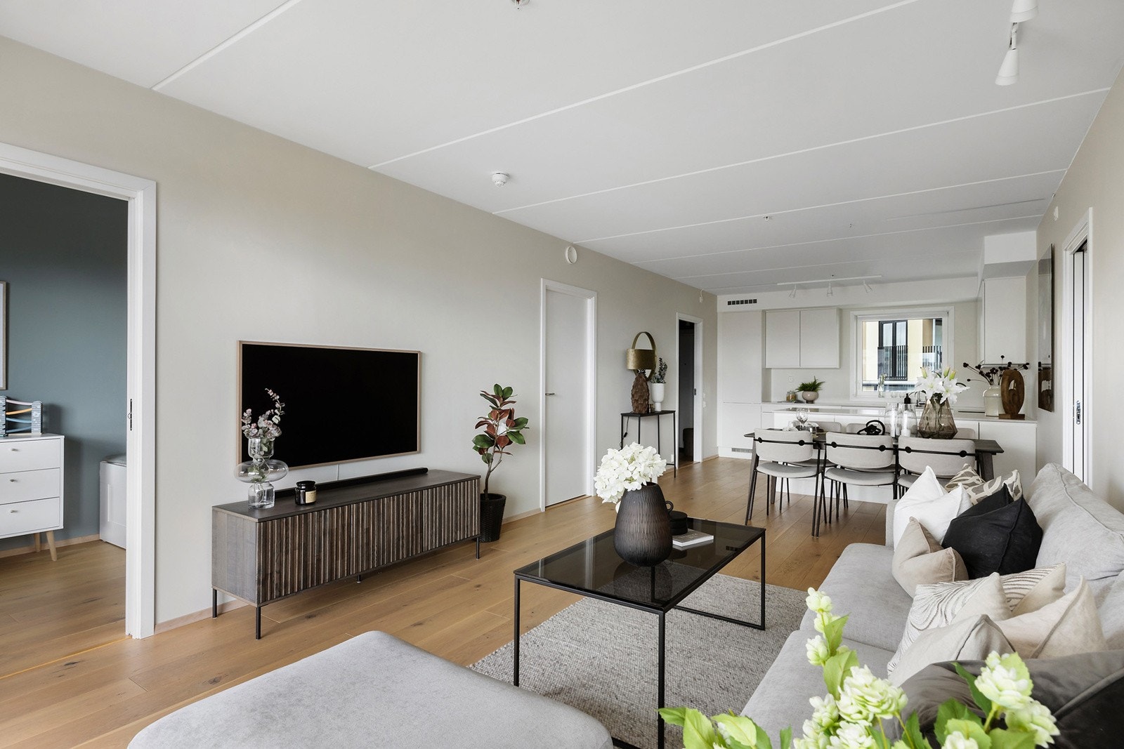 Fin plass til både sofa og spiestuebord i stuen Galleribilde