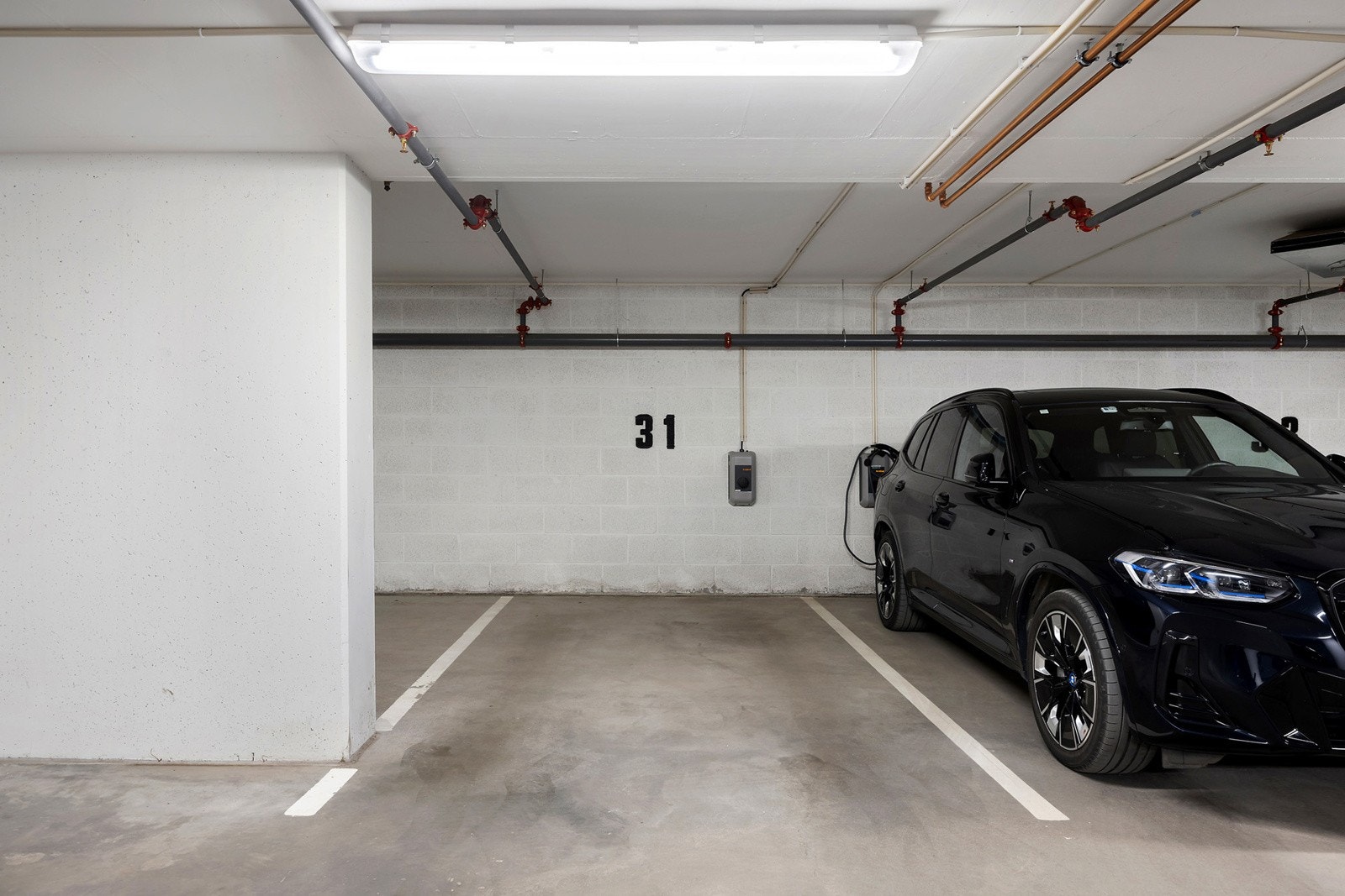Boligen selges med garasjeplass med el-billader Galleribilde