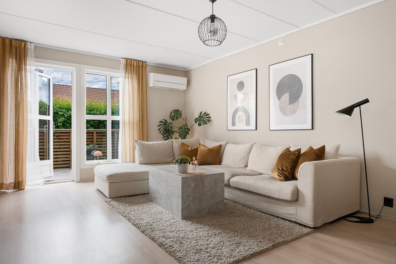 Hyggelig stue med god plass til en stor sofa. Utgang til terrassen fra stua. Galleribilde