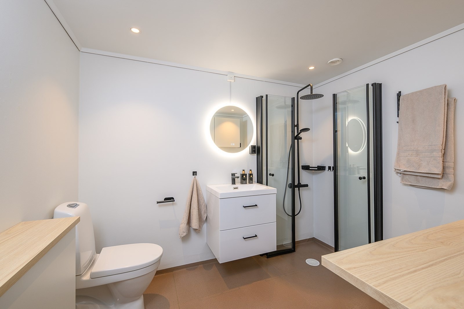 Gulvmontert WC. Opplegg for vaskemaskin. Tak og vegger malt i lys og tidløs farge. Galleribilde