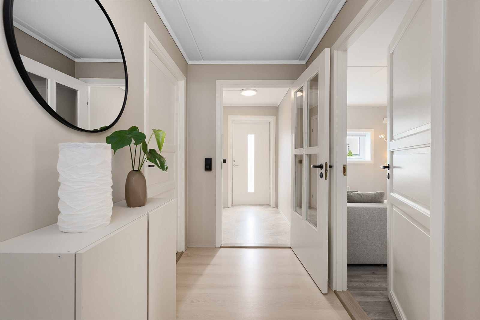 I den lyse og delikate gangen er det plass til oppbevaringsmøbel. Galleribilde