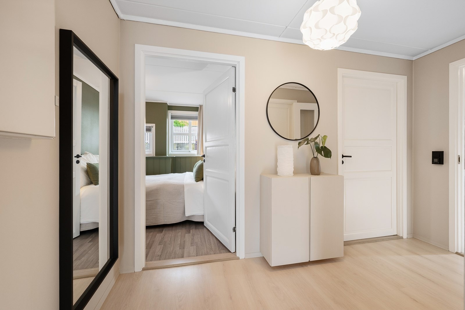 Fra den innbydende gangen er det adkomst til de 3 soverommene og badet, i tillegg til stue/kjøkken. Nytt gulv med varmekabler og nymalte overflater. Galleribilde