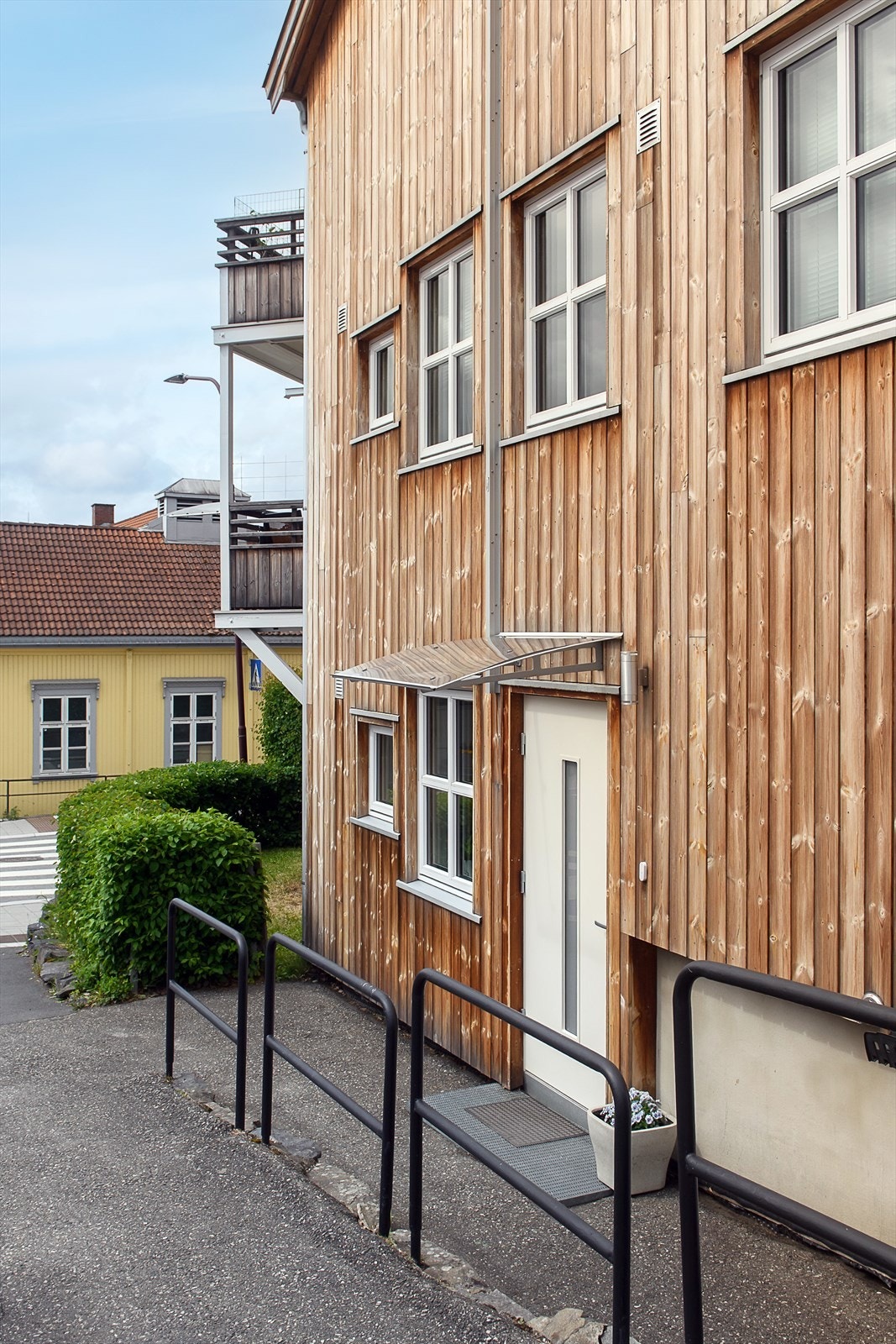 Inngang fra bakkeplan, direkte fra Jernbanegata. Vis a vis inngangsdøra er det adkomst til utebod. Galleribilde