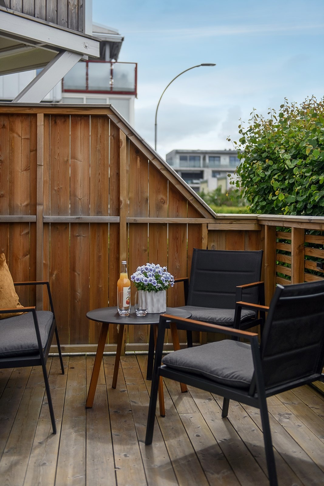 En levegg skjermer både for innsyn, vær og vind. Galleribilde