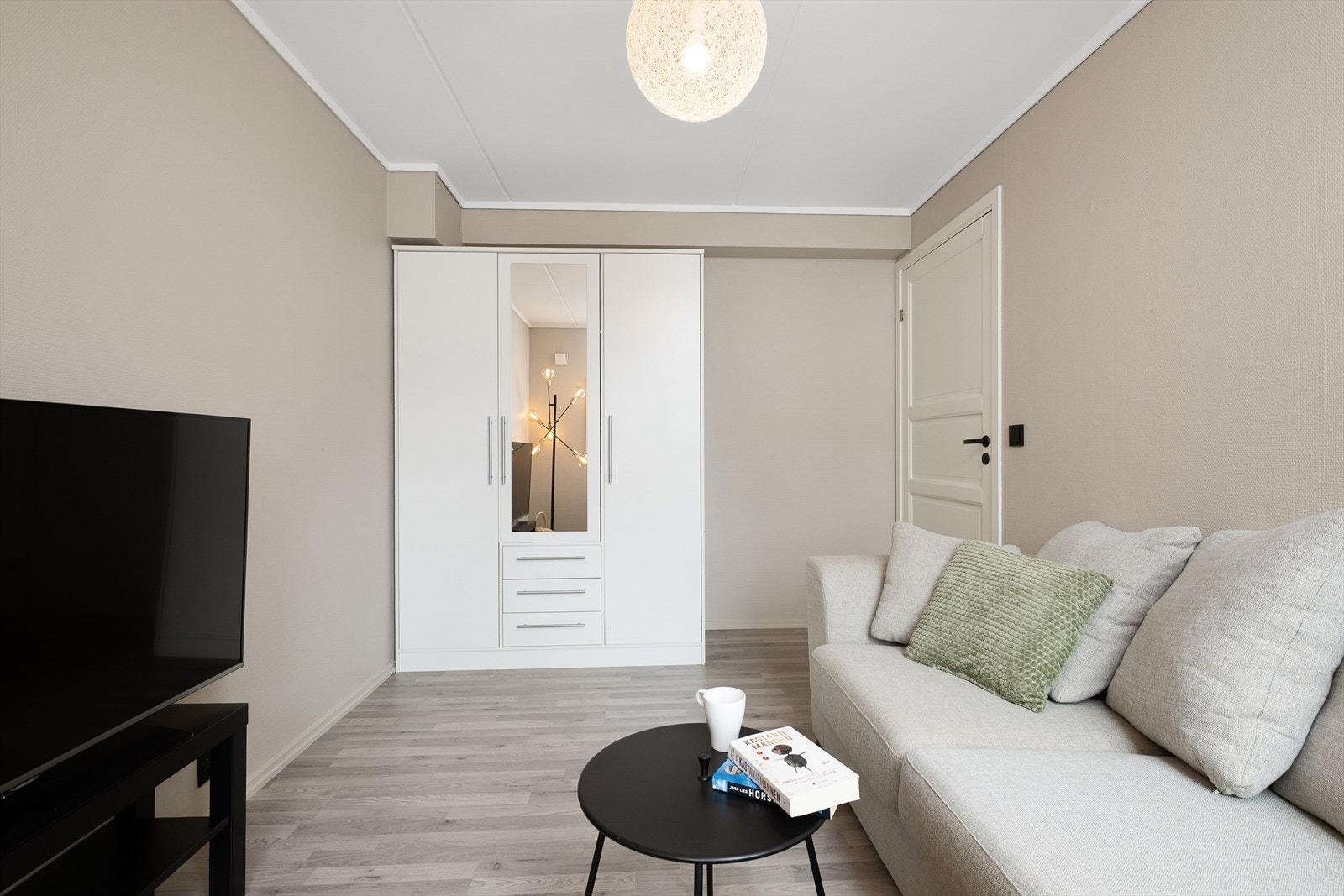 Plass til sofa eller seng og garderobeskap på soverommet. Galleribilde
