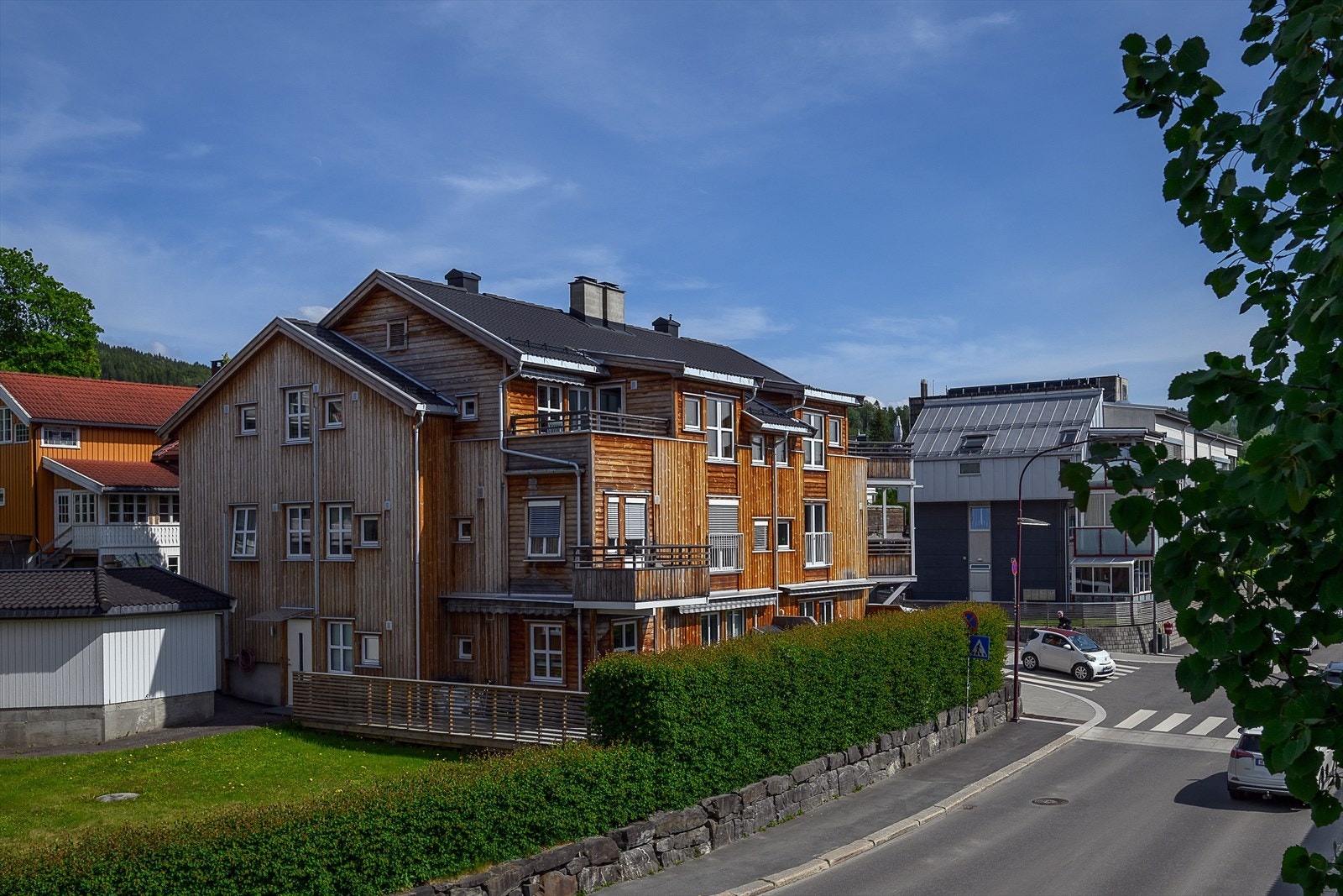 Pent opparbeidede utvendige fellesarealer med plen og hekk som skjerming mot gata. Her bor du meget sentralt og har det meste av servicefasiliteter i kort og umiddelbar avstand. Galleribilde