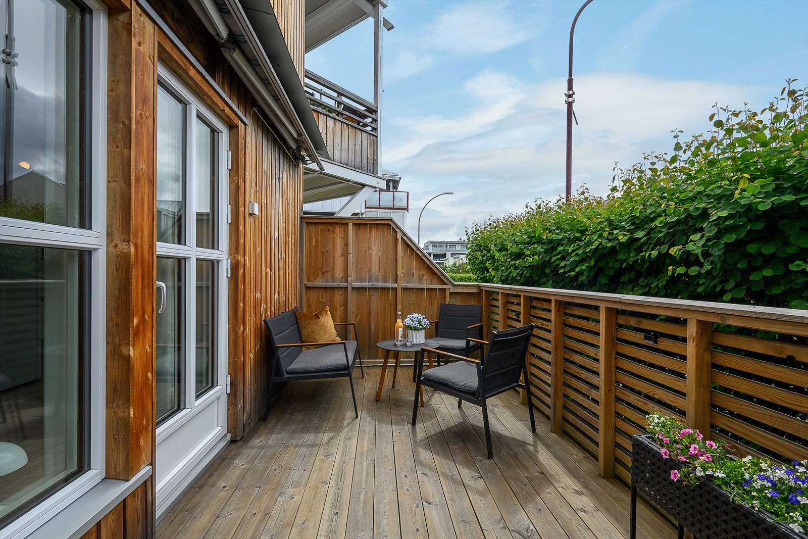 Utenfor stua er det en hyggelig terrasse der sola og utelivet kan nytes. Uteplassen er godt skjermet for direkte innsyn. Galleribilde