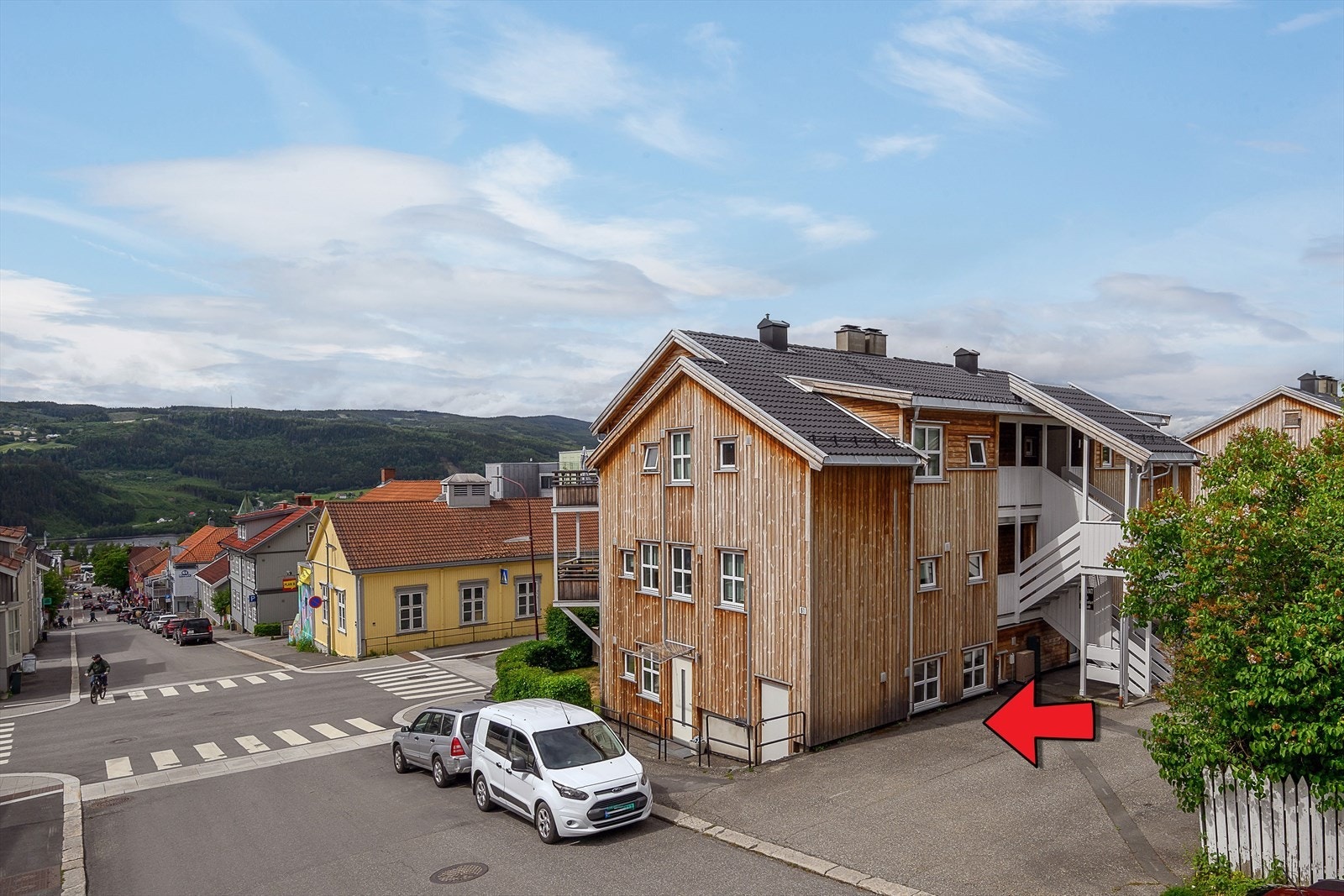 Leiligheten har egen biloppstillingsplass utenfor eget soveromsvindu. Galleribilde