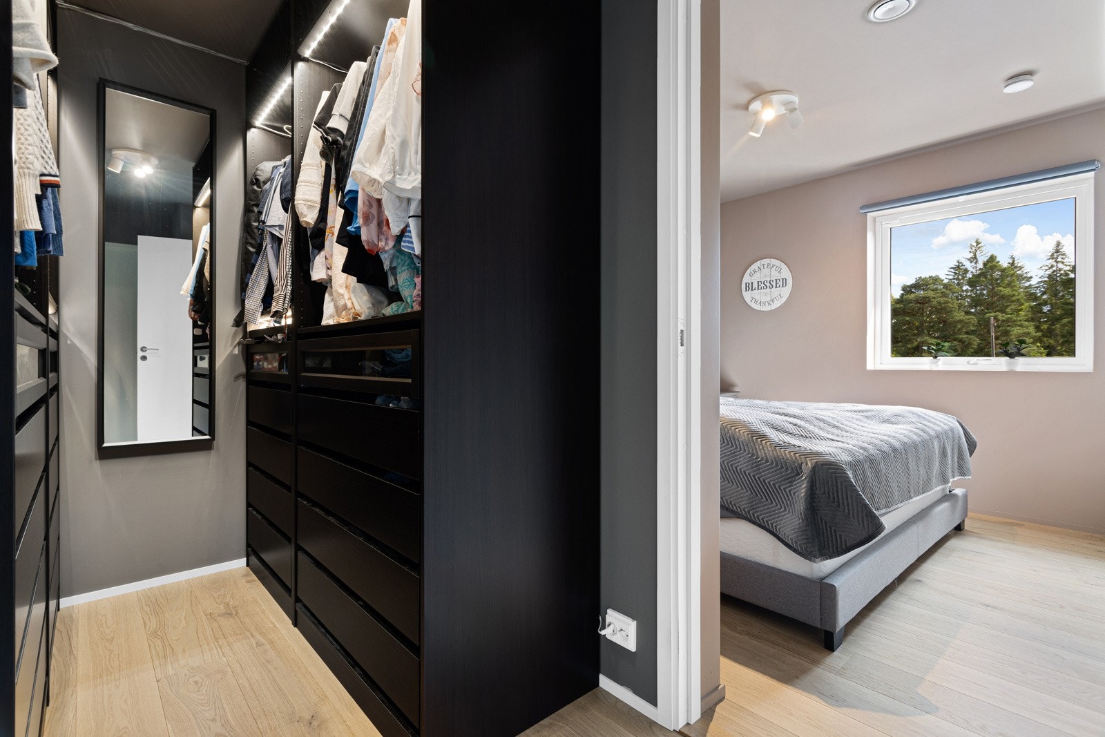 Hovedsoverom med walk-in-closet og privat bad/WC Galleribilde