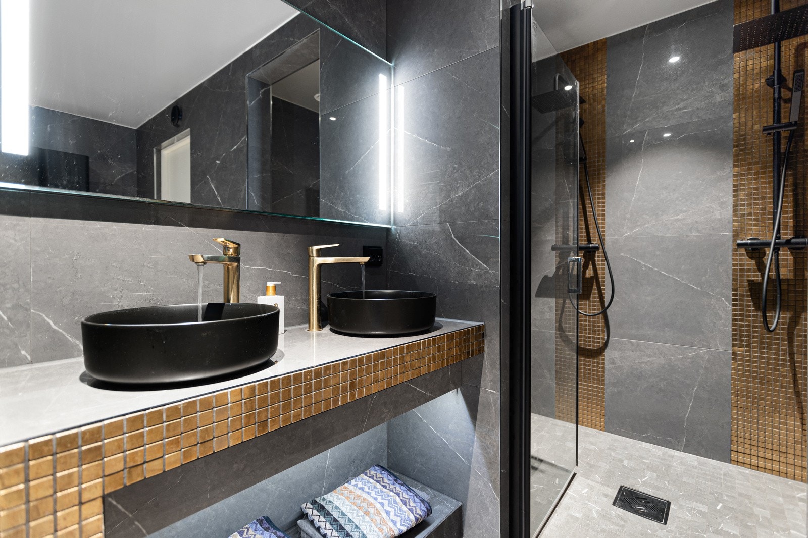 Badet er flislagt, har varme i gulv og downlights i himling Galleribilde