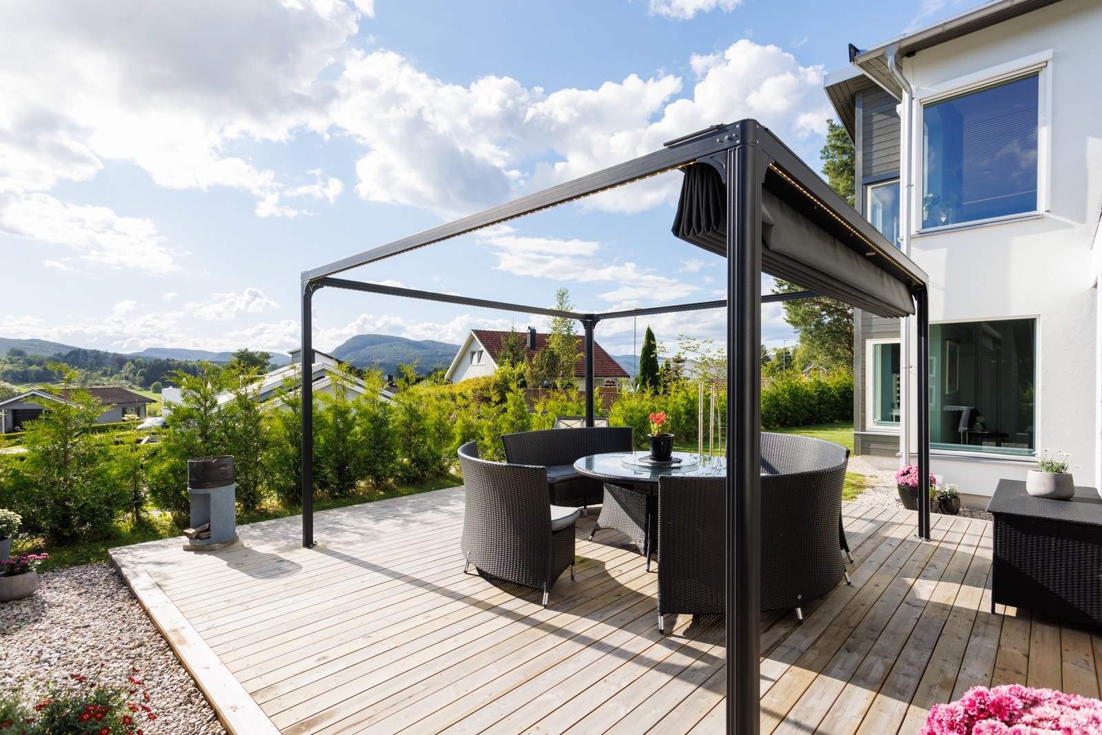 Platting med eksklusiv Pergola på siden av boligen Galleribilde
