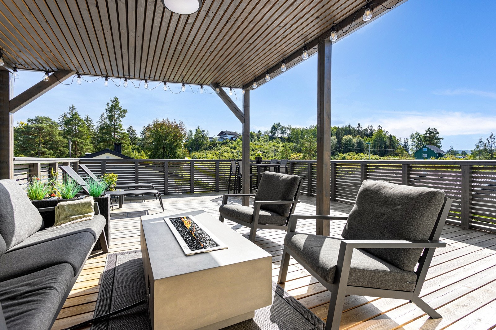Solrik og usjenert terrasse ut fra 2.etg. Galleribilde