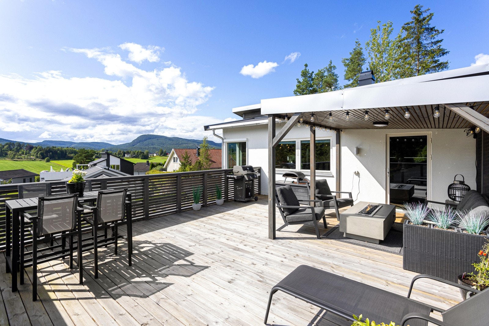Stor terrasse med gode solforhold Galleribilde