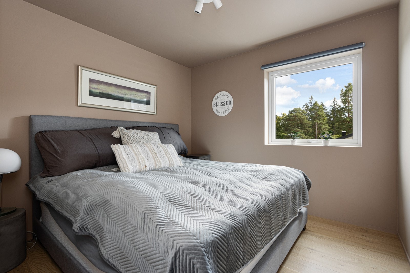 Hovedsoverom med walk-in-closet og privat bad/WC Galleribilde