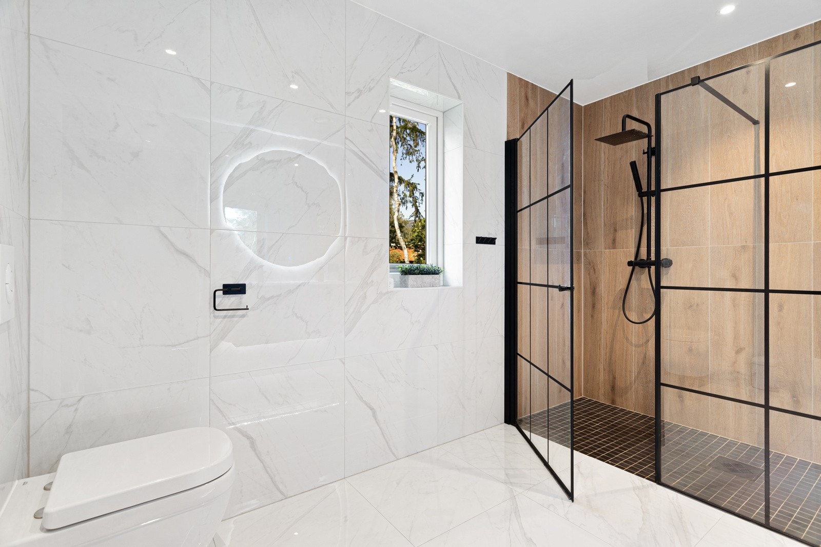 Privat sone med walk-in closet og bad i hovedsoverom Galleribilde