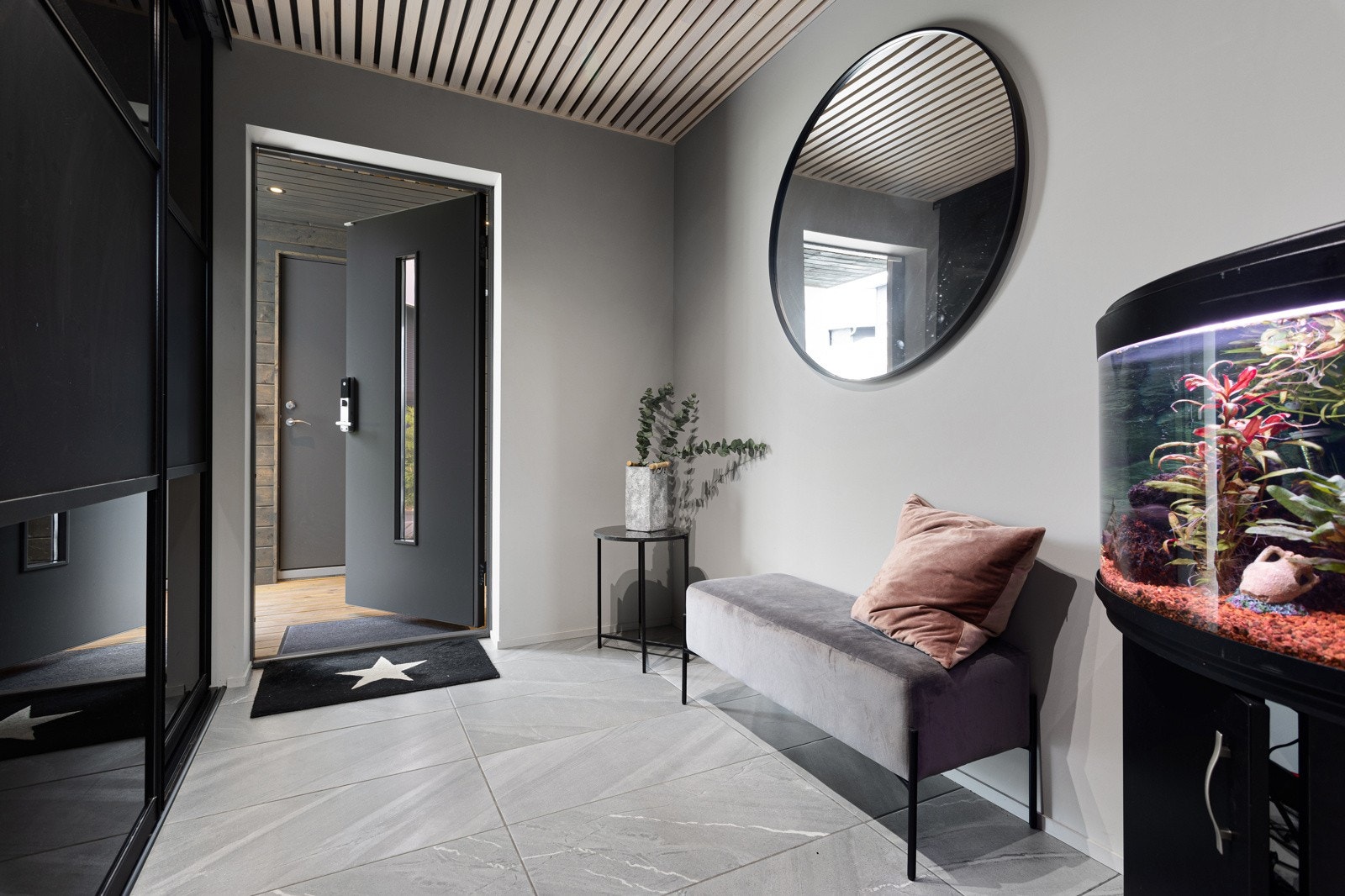 Innbydende og fin gang med skyvedørsgarderobe Galleribilde