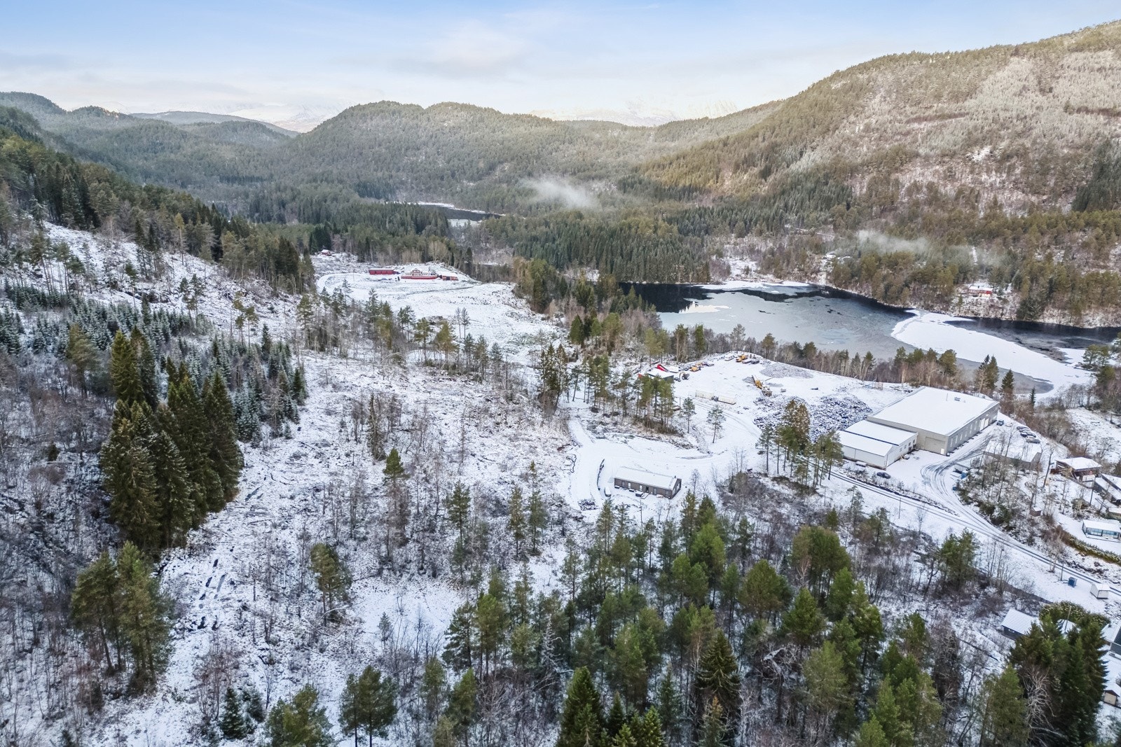 En tomt er allerede bebygd, en tomt er solgt og det er nå de 2 siste ledige tomtene i boligområdet. Galleribilde