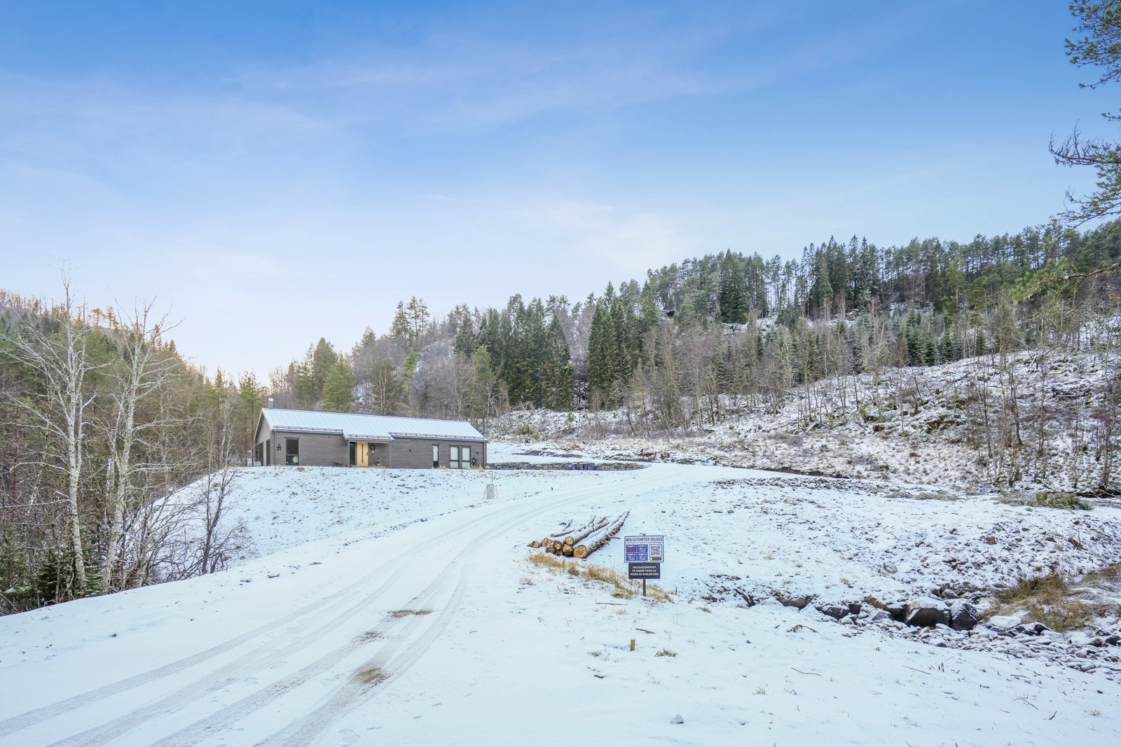 Det er vei og teknisk anlegg fremlagt til tomten. Galleribilde