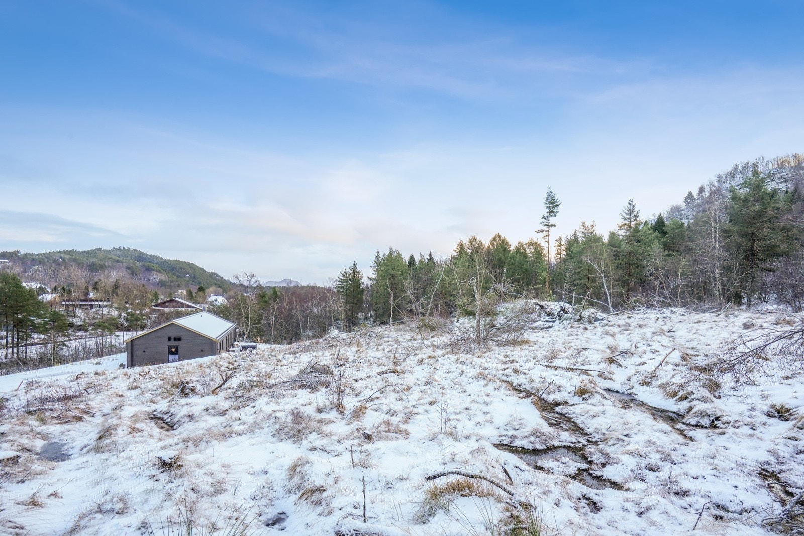 Idyllisk område for barnefamilier, Valle barnehage og skole ligger ca. 4.4 kvm unna. Galleribilde