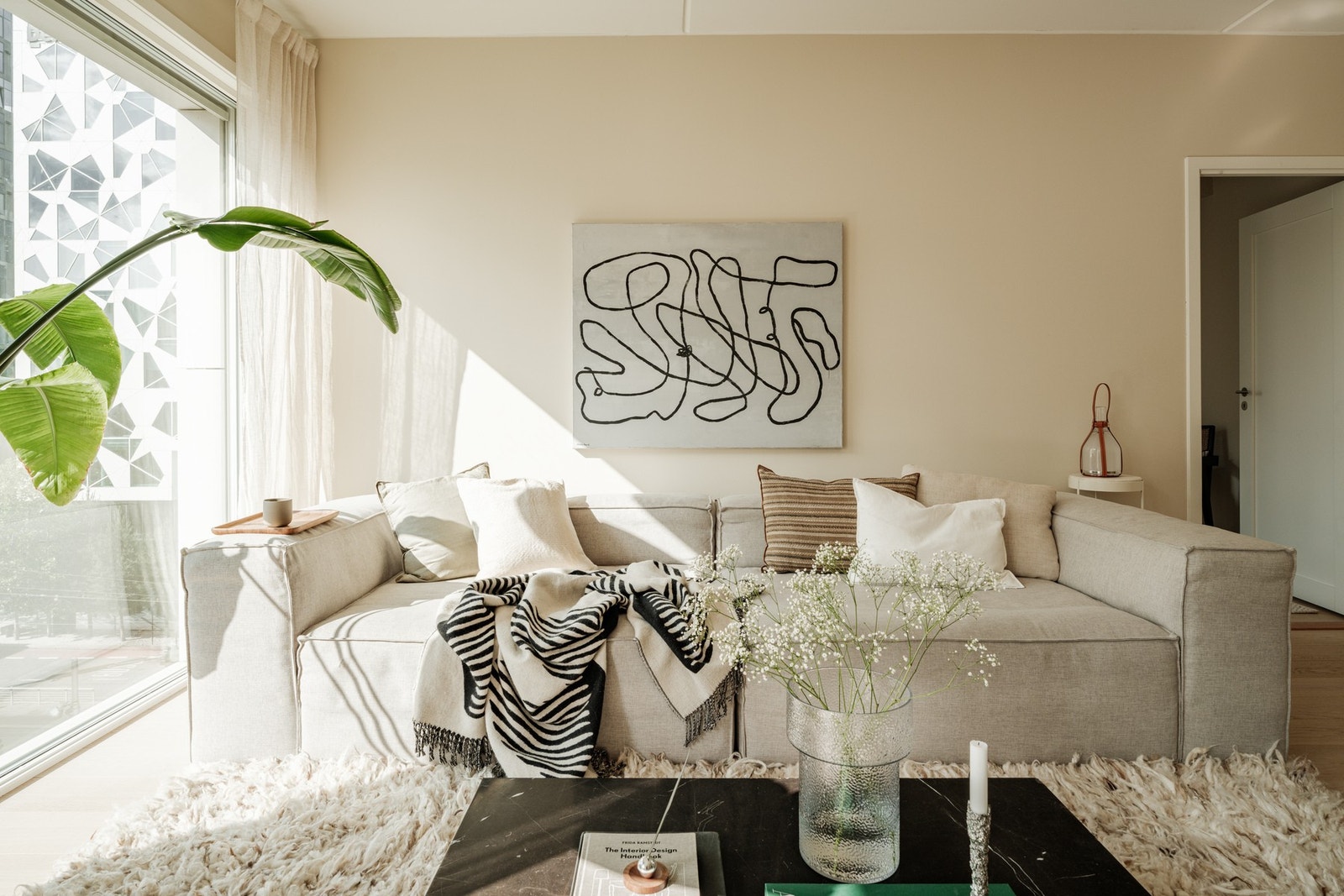 Store vindusflater slipper inn rikelig med naturlig lys og skaper en åpen og innbydende følelse i rommet. Galleribilde