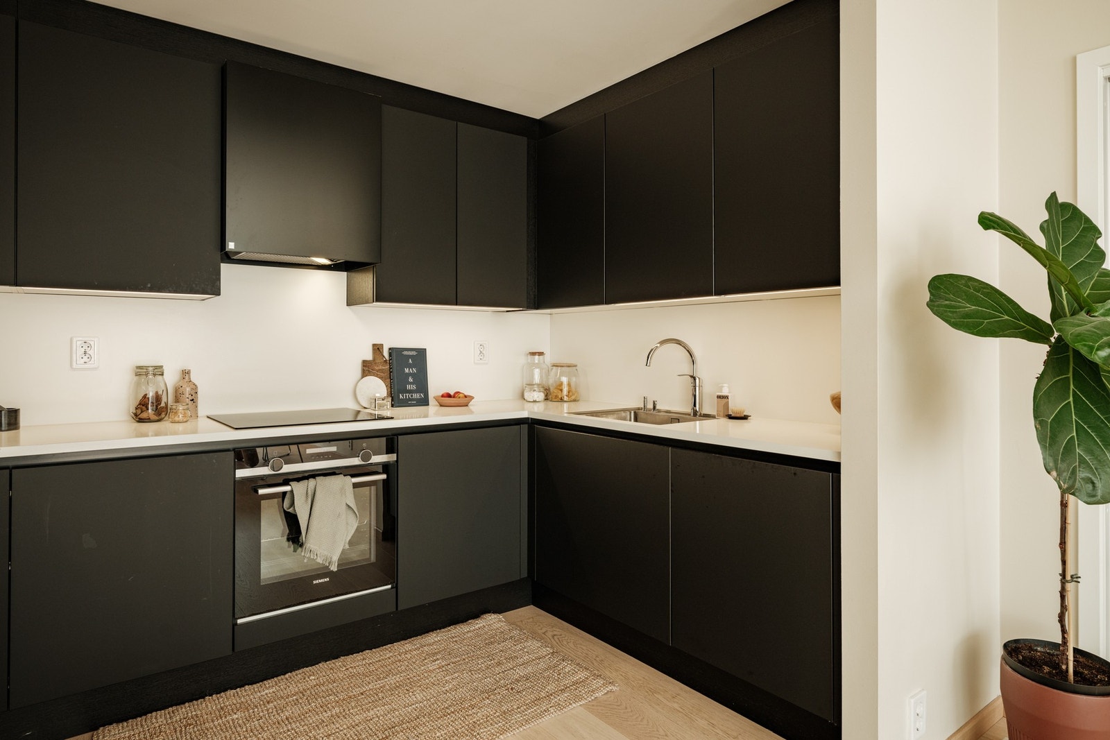 Den praktiske U-formen på kjøkkenet gir gode arbeidsflater og utnytter plassen optimalt, samtidig som det åpner opp mot spiseområdet for en sosial og åpen løsning. Galleribilde