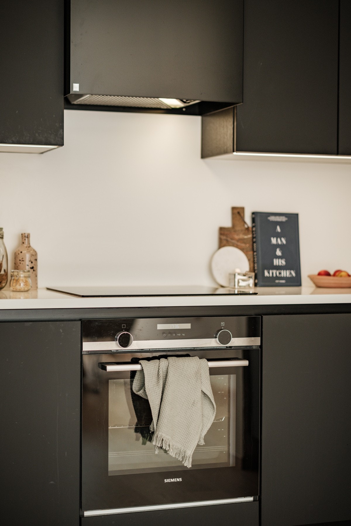 Ventilatoren over koketoppen er koblet til leilighetens balanserte ventilasjonsanlegg, noe som sikrer god luftkvalitet og effektiv fjerning av matos. Galleribilde