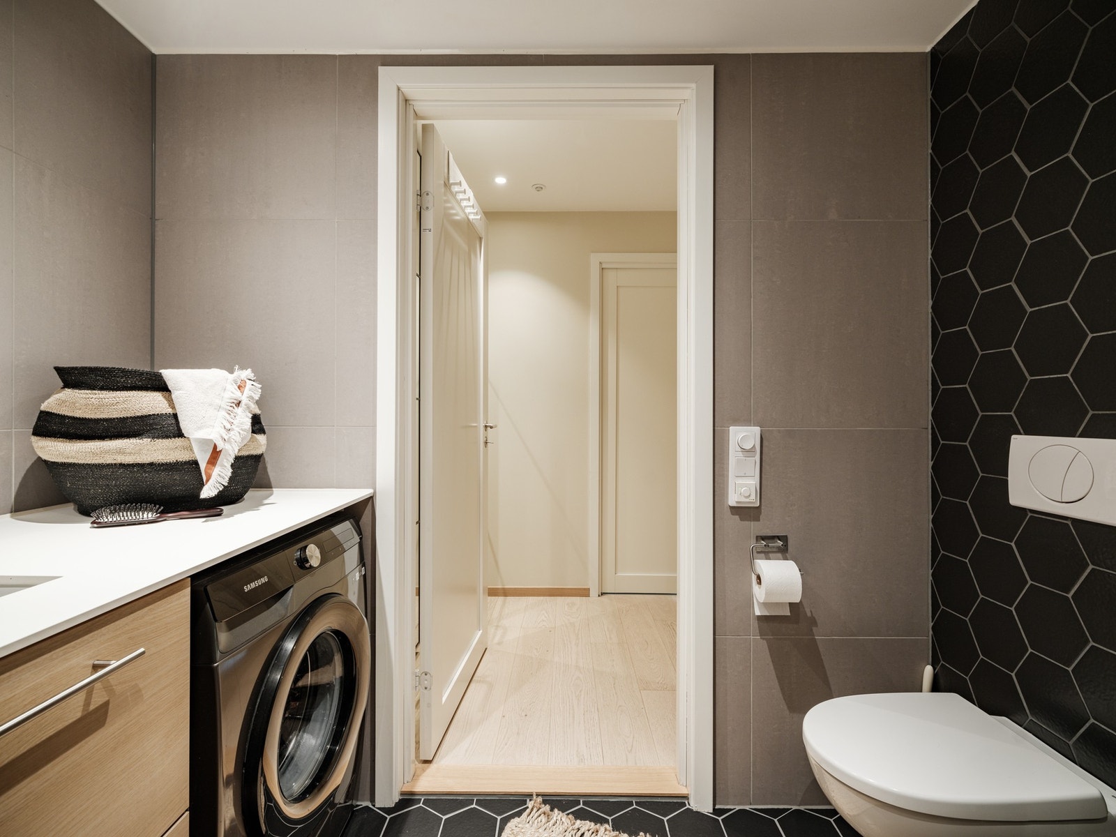 Servantløsningen har skuffeinnredning som gir god oppbevaringsplass, og det er klosett med vegghengt klosettskål og innebygd sisterne for en moderne og minimalistisk stil. Galleribilde