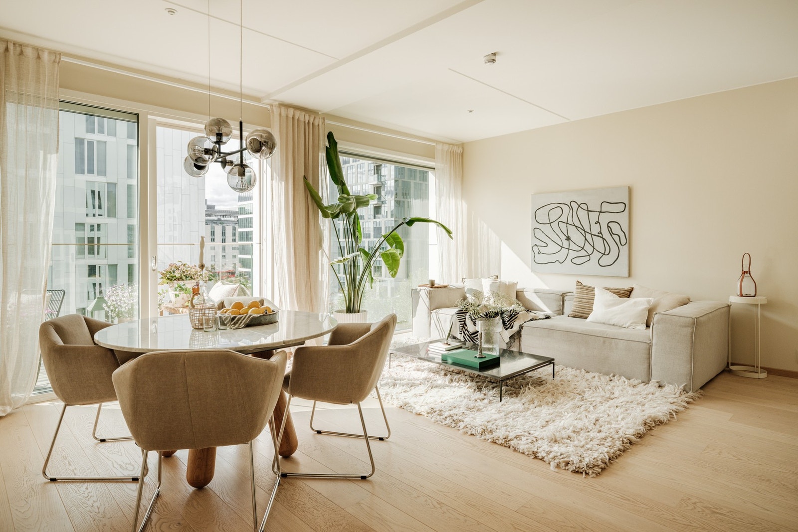 Med en eksklusiv og gjennomført materialbruk samt smarte løsninger, fremstår leiligheten som et elegant og innbydende hjem med høy komfort og kvalitet. Galleribilde