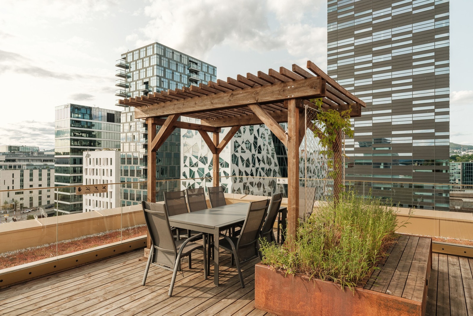 Takterrassen er innholdsrik, med sittegrupper, pergolaer og innredning i forskjellige soner Galleribilde