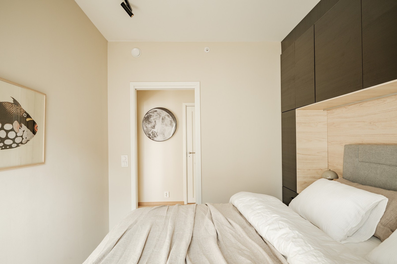 Ut fra soverommet kommer du til en praktisk mellomgang, mellom soverommet og baderommet Galleribilde