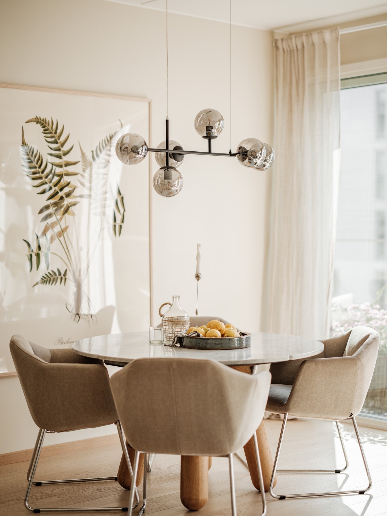 Det er god plass til både en stor sofagruppe og spisebord, samt øvrige oppbevaringsmøbler. Galleribilde